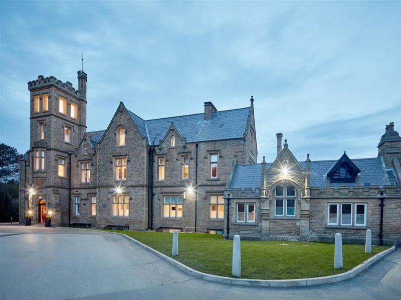 Oddfellows On The Park Cheadle  Exterior photo The former school buildings at night