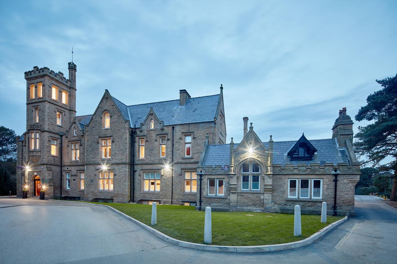 Oddfellows On The Park Cheadle  Exterior photo The former school buildings at night